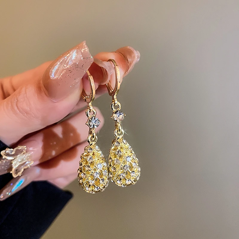 

DREJEW Fashion Glittering Rhinestones Water Drops Dangle Earrings 2023 Trending Glamour Piercing Ear Jewelry New Bride Ornament