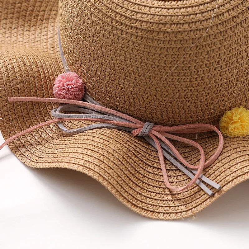 Детская шляпа весенне-летнего сезона простая, дико-симпатичная с декором помпонов, защитой от солнца и короткими полями для девочек из соломенной соломы.