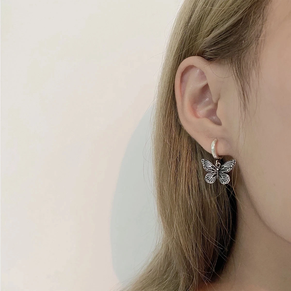 

Винтажные серьги-кольца из сплава серебряного цвета с бабочками для женщин и девушек модные крутые серьги в стиле хип-хоп с животными 2022 ювелирные изделия подарок для девочек