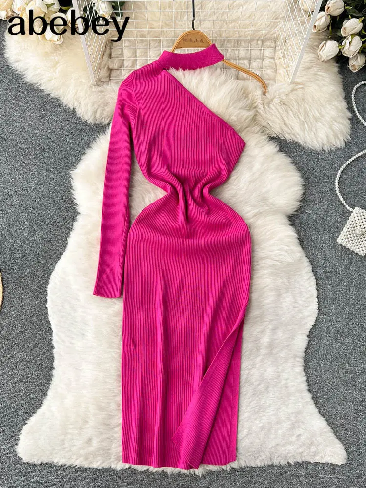 

Женское трикотажное платье-карандаш с открытыми плечами и длинным рукавом