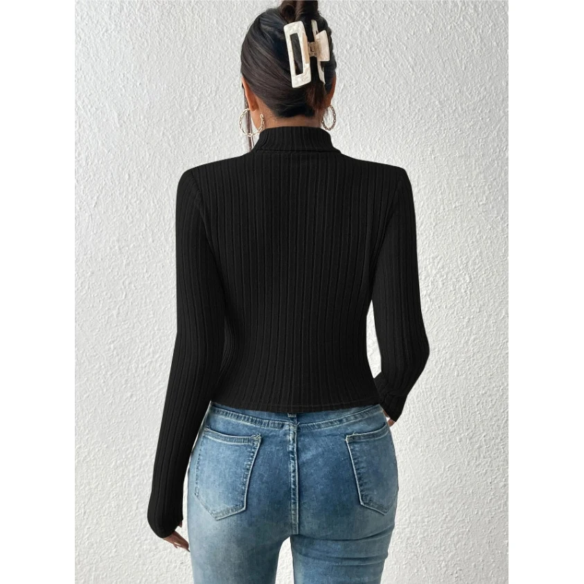 Женская трикотажная футболка с вырезами на груди и длинным рукавом