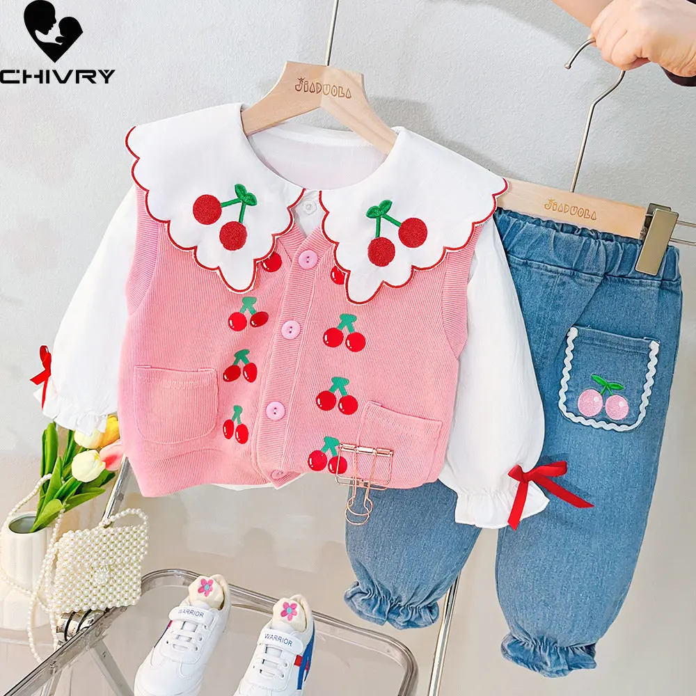 

Модные комплекты одежды из трех предметов для девочек, новинка 2023, топы для маленьких девочек с рисунком вишни и лацканами, вязаный жилет с джинсовыми брюками, детская одежда