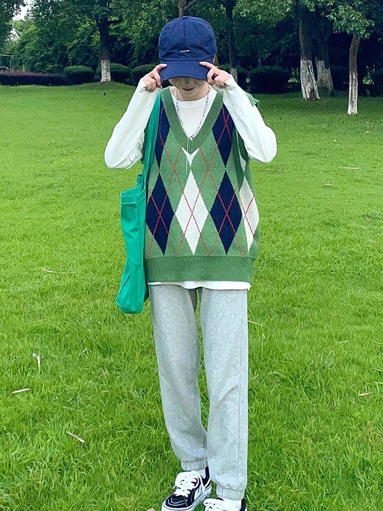 Женский студенческий жилет с зелеными бриллиантами уличный осенний вязаный