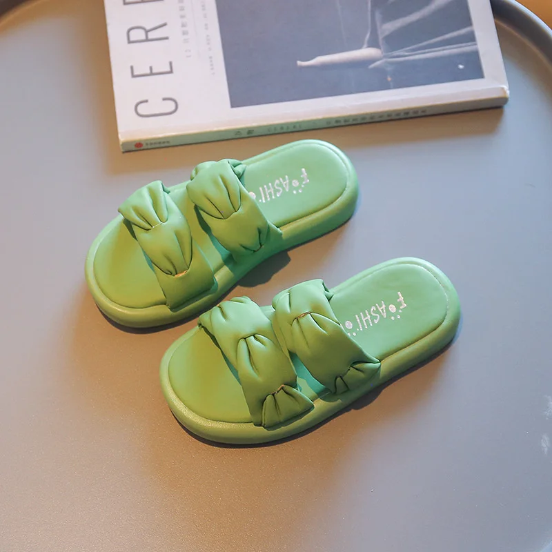 

2022 Children Summer New Korean Version Flat Bottom Slippers Girls Outdoor Pleated One Word Kids Fashion Beach Sweet Pu Sandals