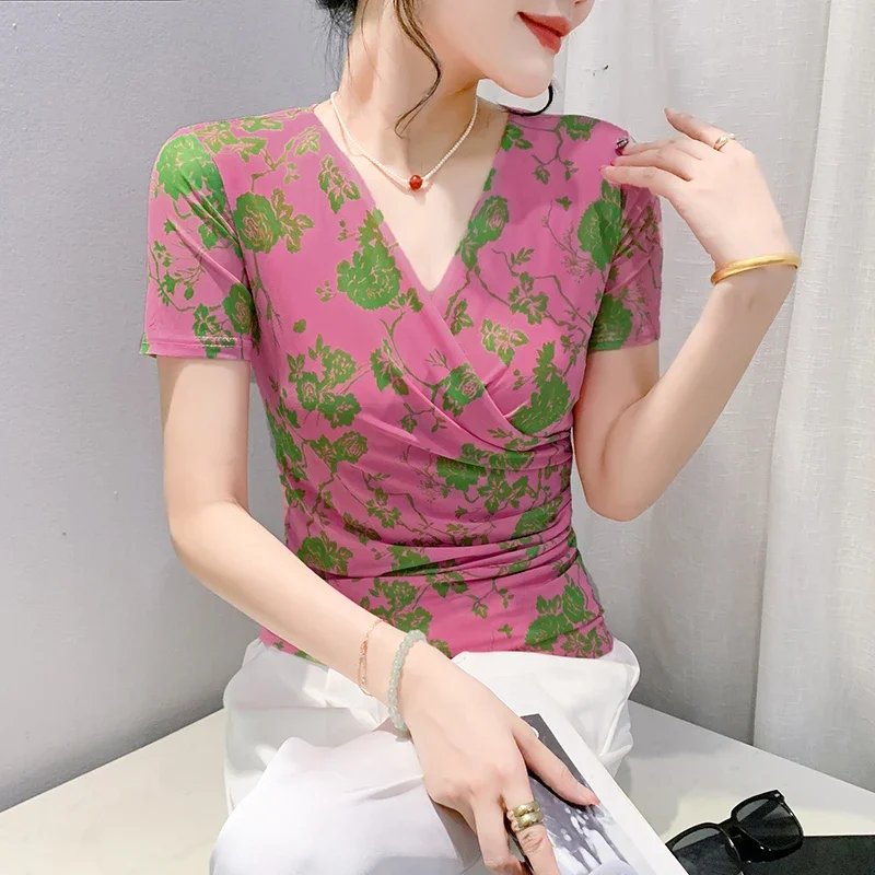 Женская футболка с коротким рукавом V-образным вырезом и принтом