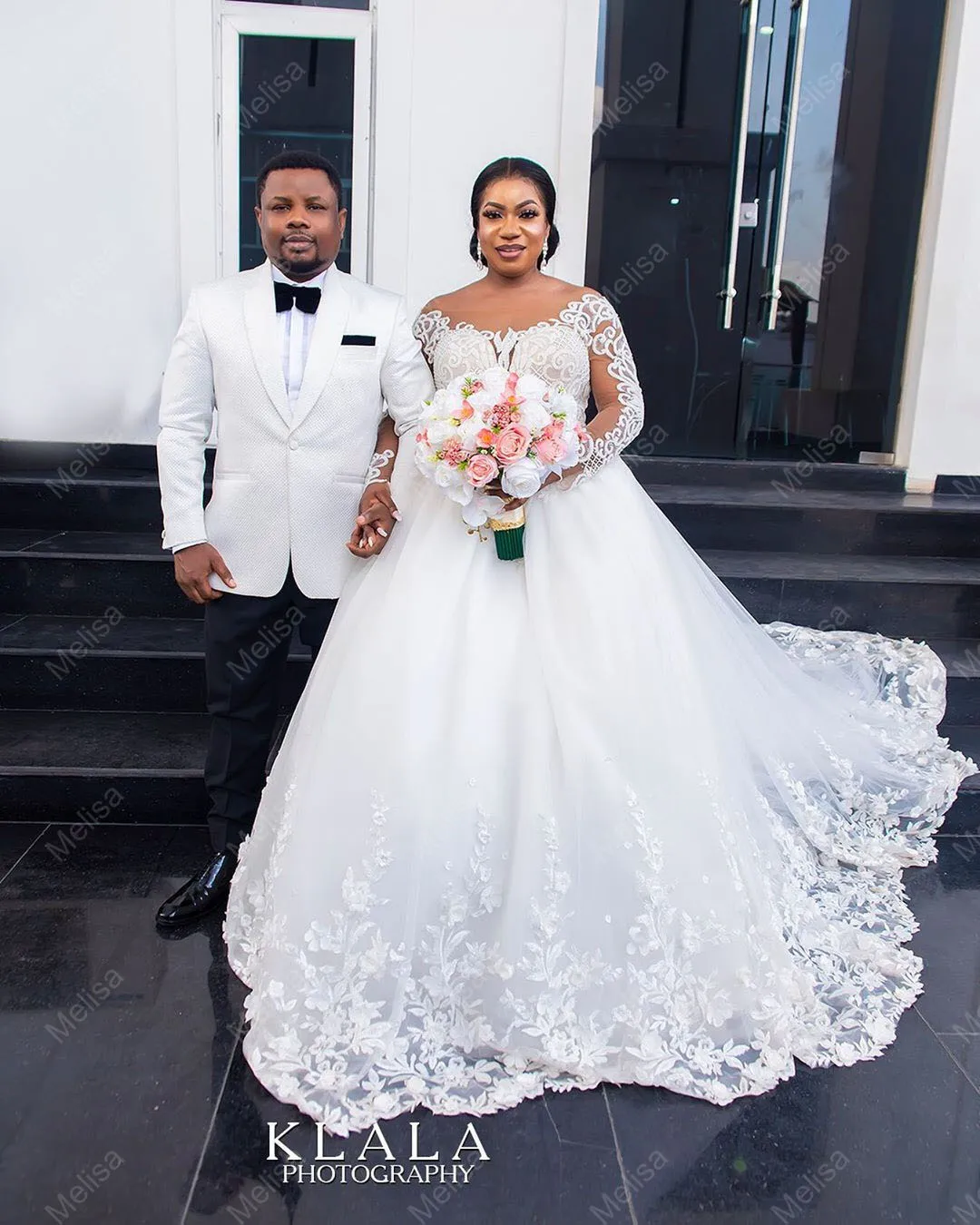 

Popular Lace Appliques Black Girl Wedding Dress with Beads Robes de mariage Long Sleeves Bridal Gowns