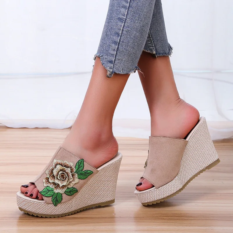 

2022 Summer Women Slippers Shoes Retro Ethnic High Heels Platform Embroidery Sandals Wedge Beach Flip Flops Women Flowers Slides