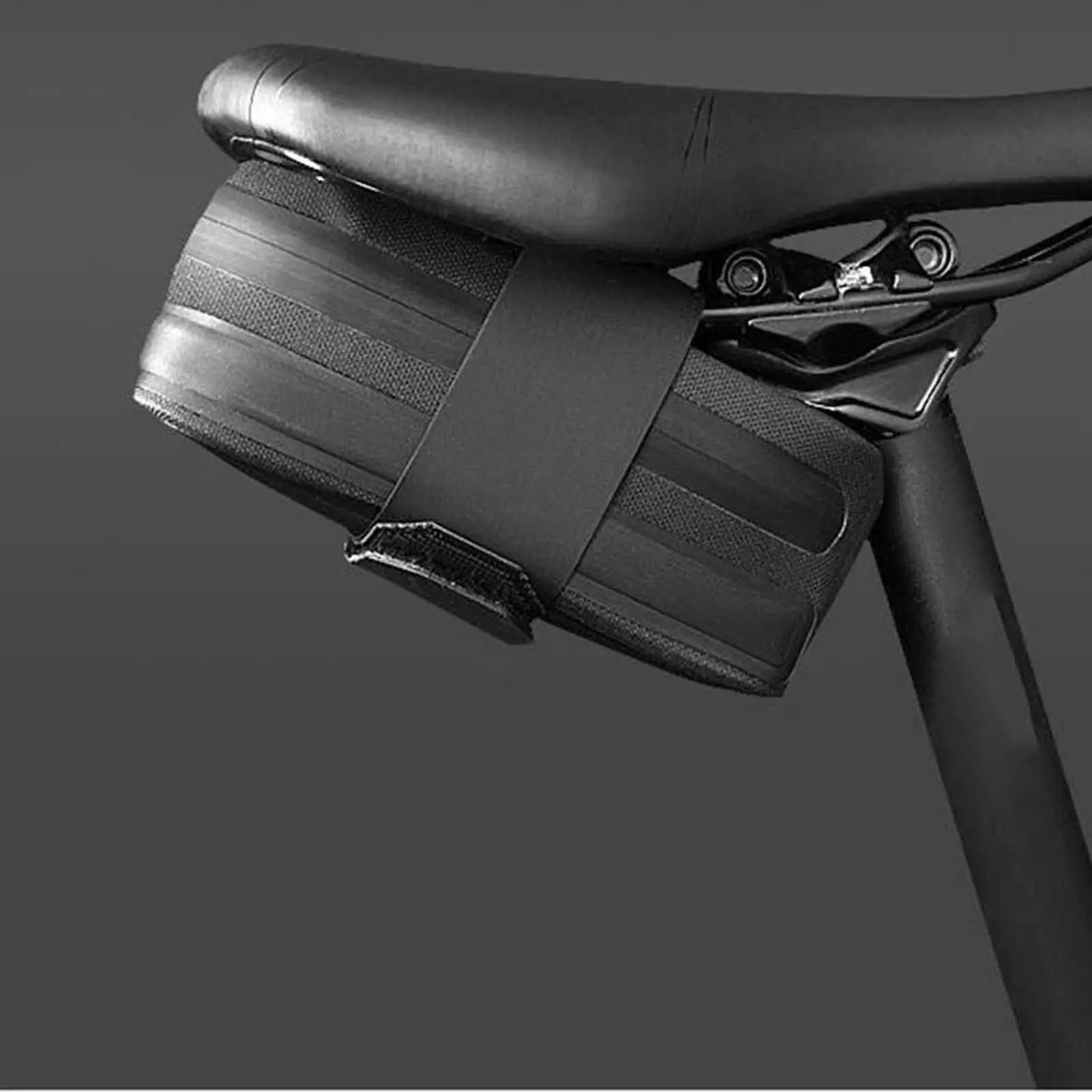 

Портативная сумка на заднее сиденье с отражающей полосой, регулируемый чехол для хранения, водонепроницаемая сумка на сиденье дорожного ве...