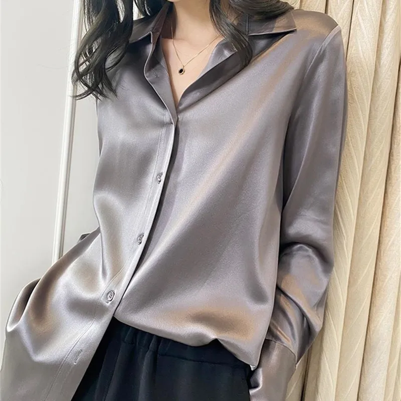 Женская атласная блузка на пуговицах белая с длинным рукавом |