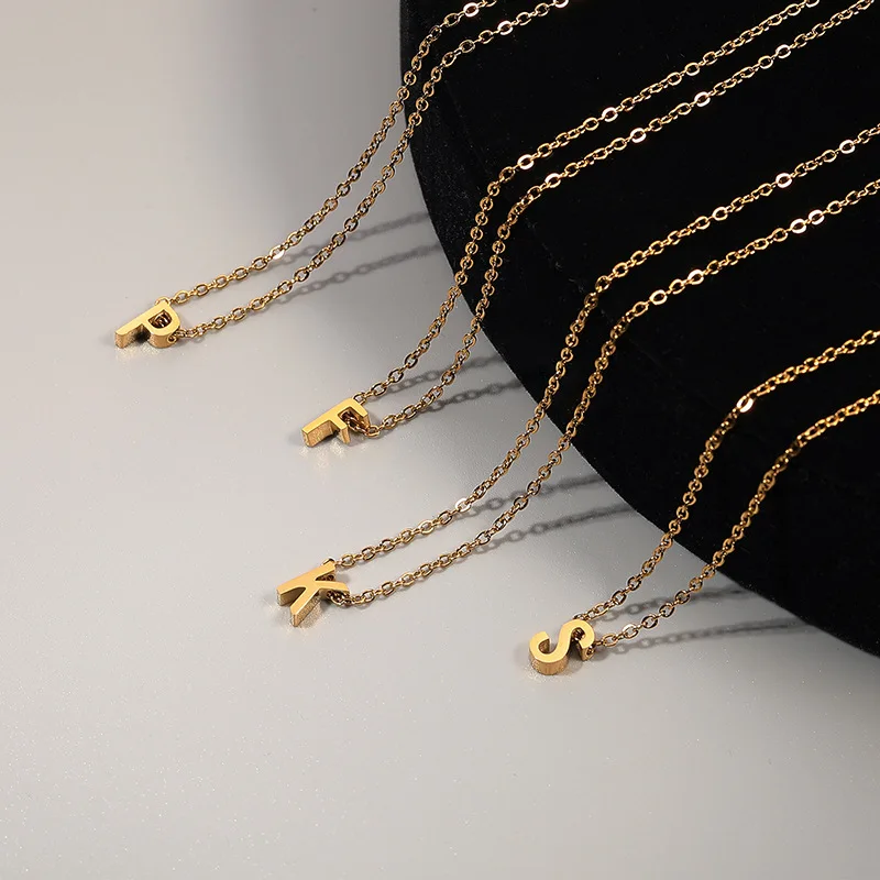 Ожерелье-подвеска из полированной нержавеющей стали золотого цвета с буквами на