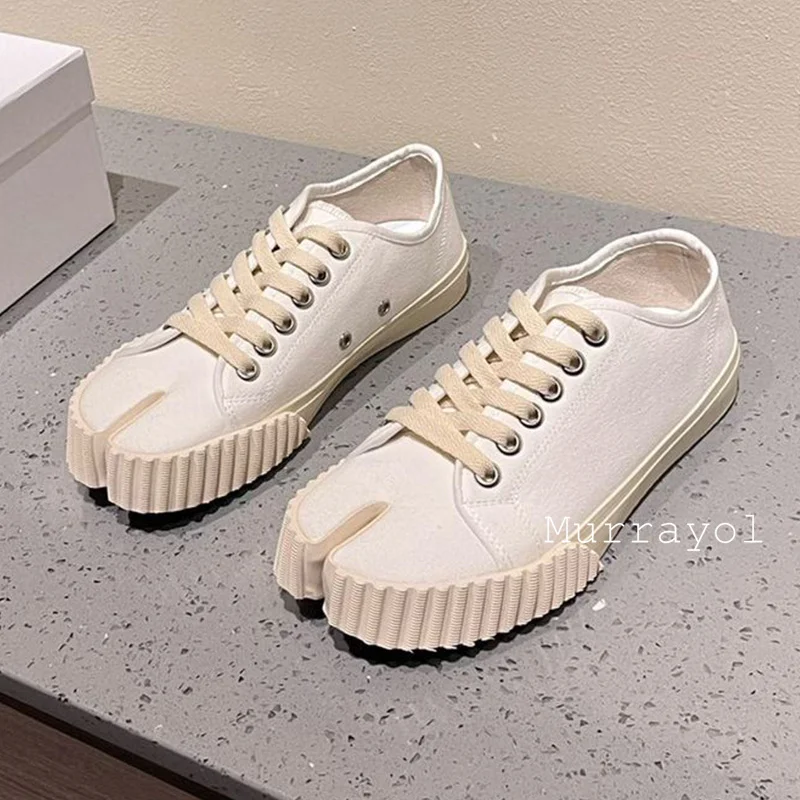 Новые парусиновые туфли на плоской подошве с круглым носком и разрезом шнуровке