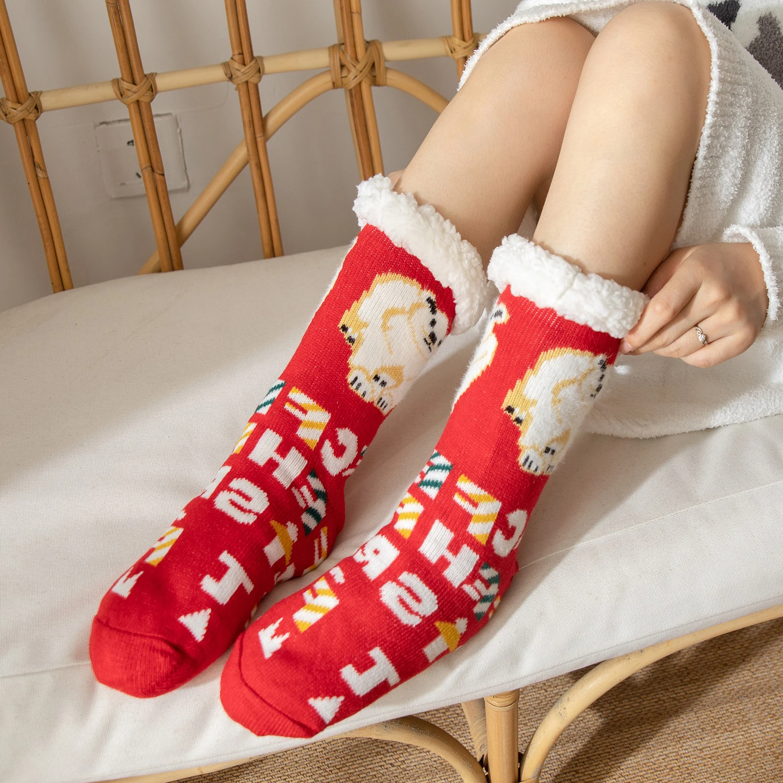 

Женские рождественские носки BeQeuewll, повседневные носки до середины икры из флиса с изображением снеговика, колокола, лося, Санта-Клауса, кораллов, домашние носки для пола