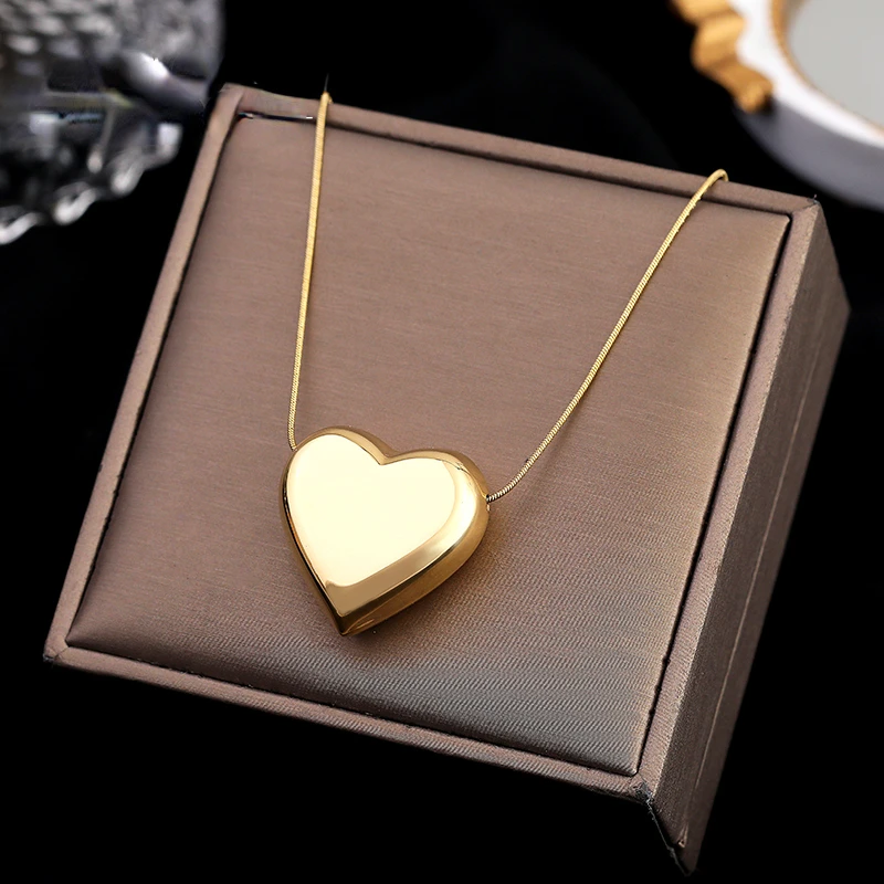 

European and American Hip Hop Simple Metal Peach Heart Pendant Titanium Steel Necklace Girl's Sexy Clavicle Chain For Woman 2023