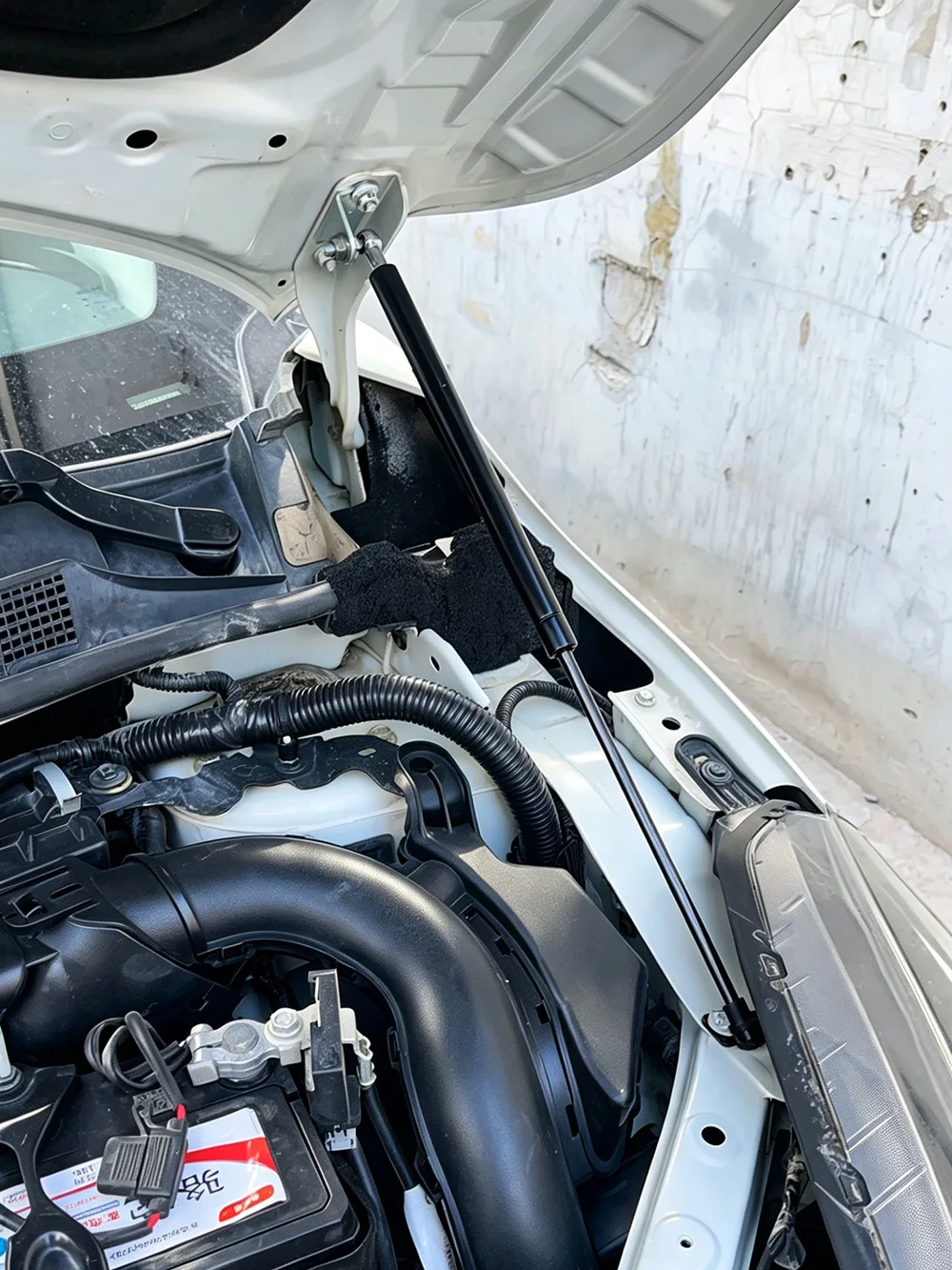 Фото Для Nissan Lannia U15 2015-2022, 2 шт., пружинные амортизаторы задней двери автомобиля, опорные кронштейны, гидравлические стойки №3