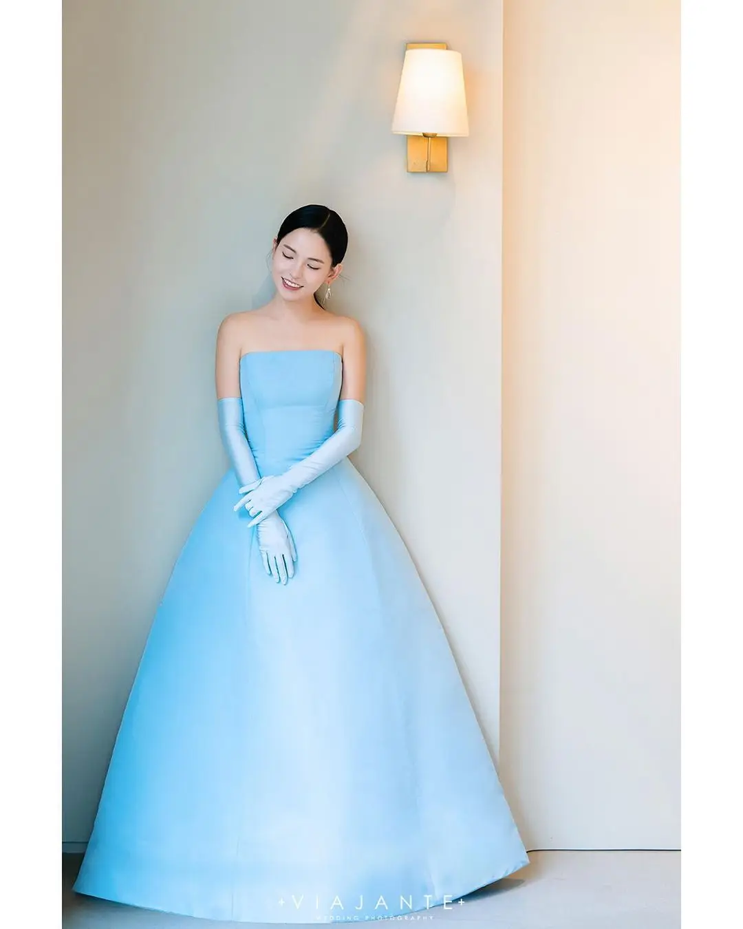 

Elegant Korean Light Sky Blue Satin Prom Dresses with Gloves Strapless Backless Floor Length Party Dresses vestidos de fiesta