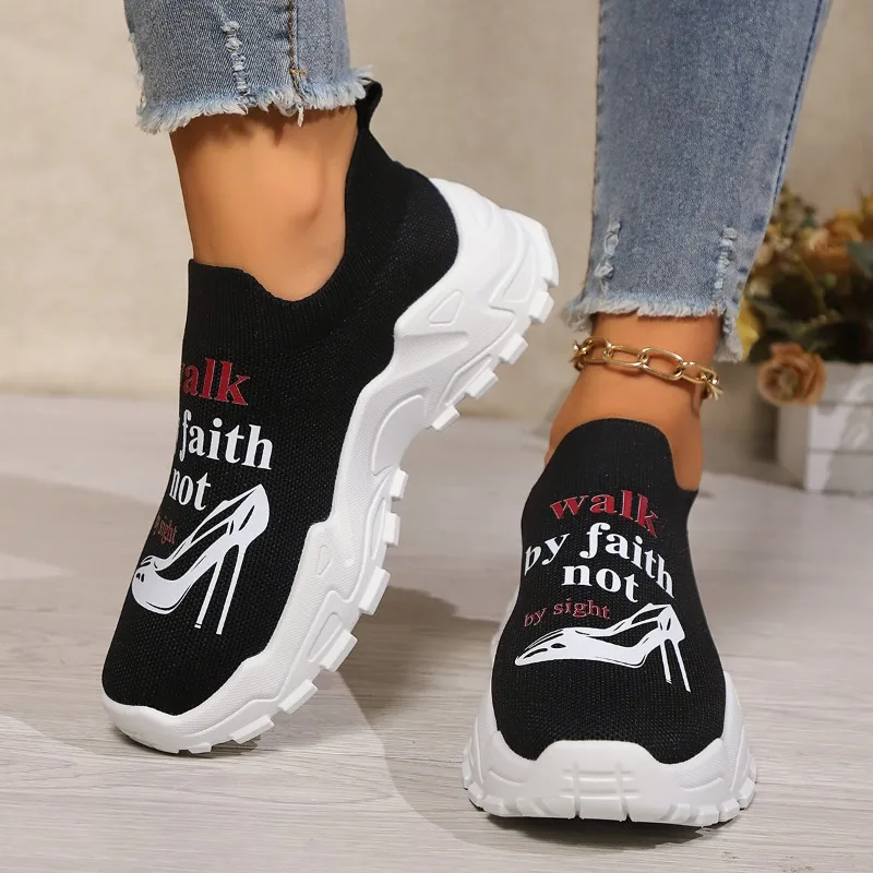 Женские кроссовки с буквенным принтом спортивные дышащие белого цвета на