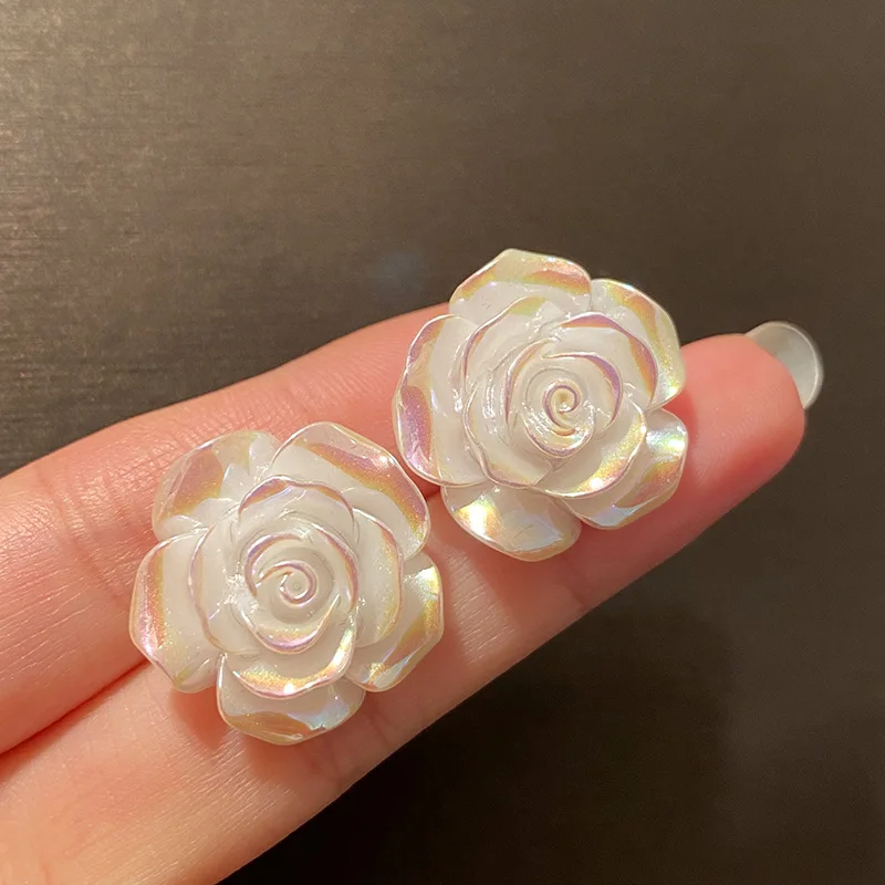 

French high-end temperament pure desire white camellia petal earrings