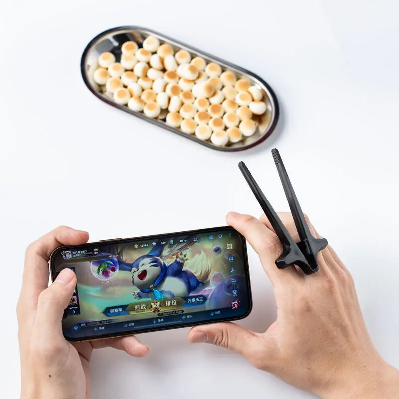 Купи Finger Chopsticks Game Player Snack Chopstick Holder Plastic Game Finger Game Controller Training Learning Chopsticks за 106 рублей в магазине AliExpress