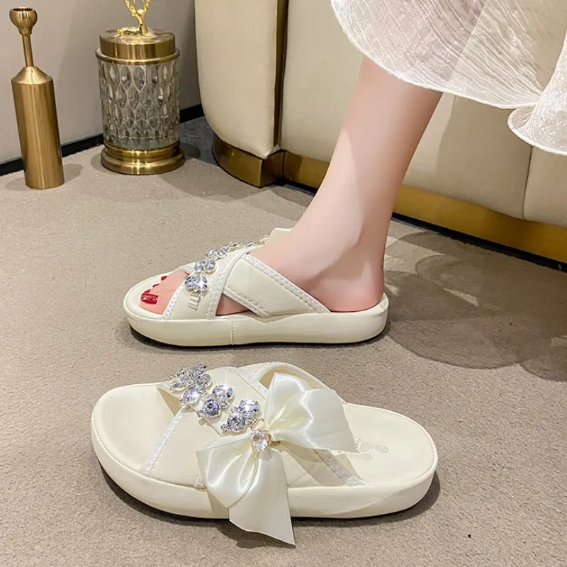 

Женские шлепанцы на платформе с кристаллами, сандалии на плоской подошве с бантом, летние модные шлепанцы с ремешком на пятке, повседневные ...