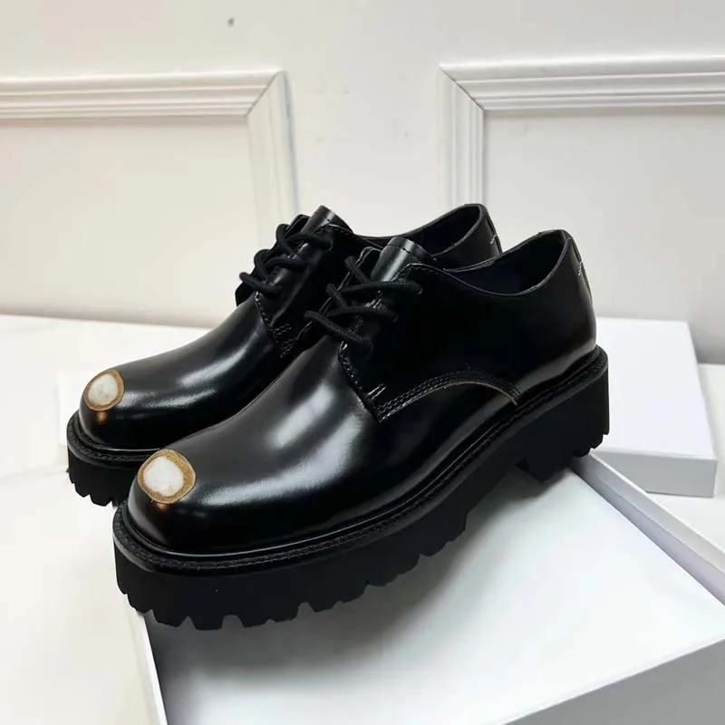 

Женские ботильоны в стиле панк, ботинки-гладиаторы в стиле ретро с принтом пламени, ремнем и пряжкой, на шнуровке, с металлическим декором, зимняя обувь