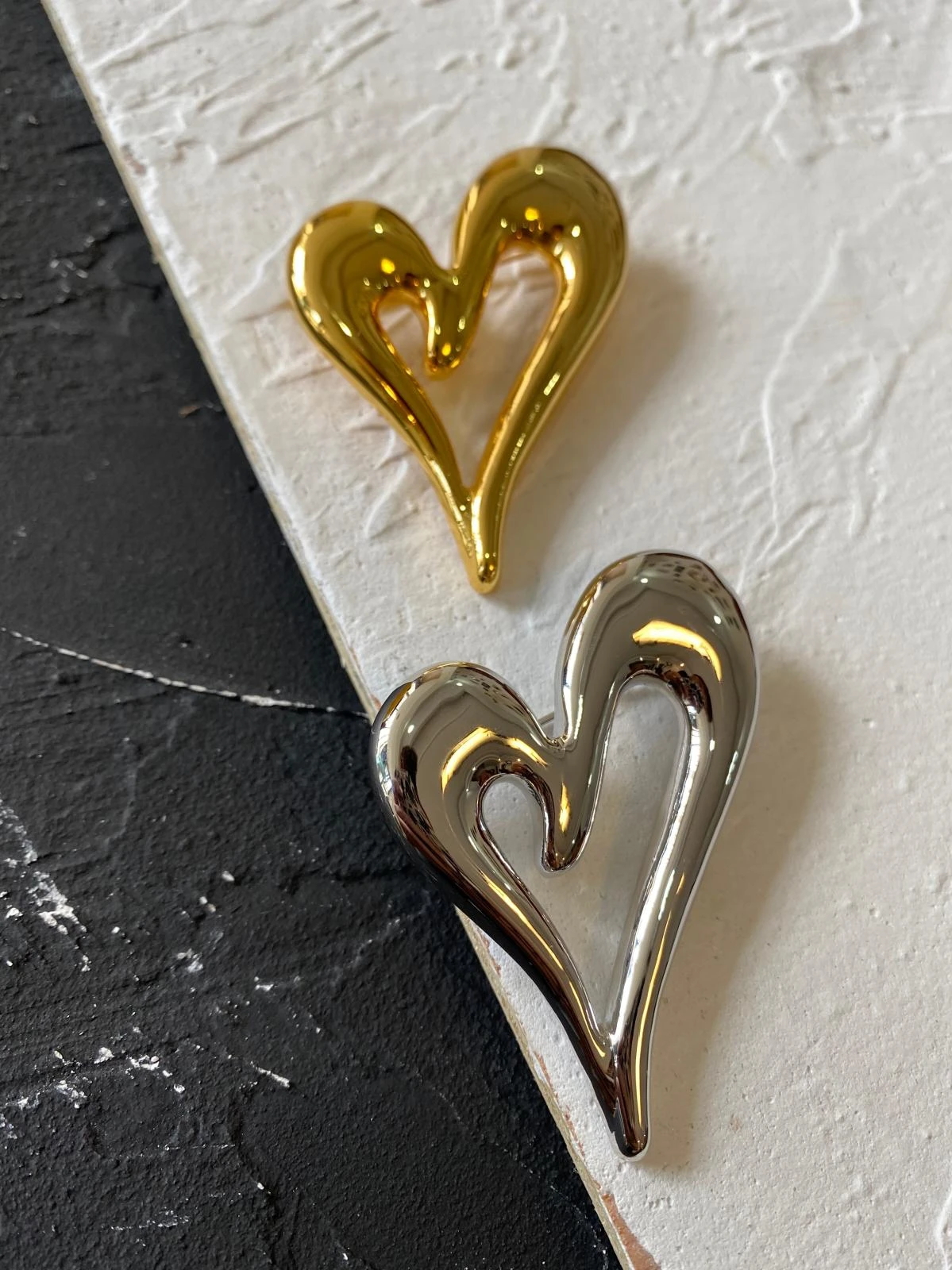 

Французские заказы за рубежом в стиле Сяо Чжан, золотистая-Искусственная новая брошь в виде футболки с неровным сердцем для мужчин и женщин