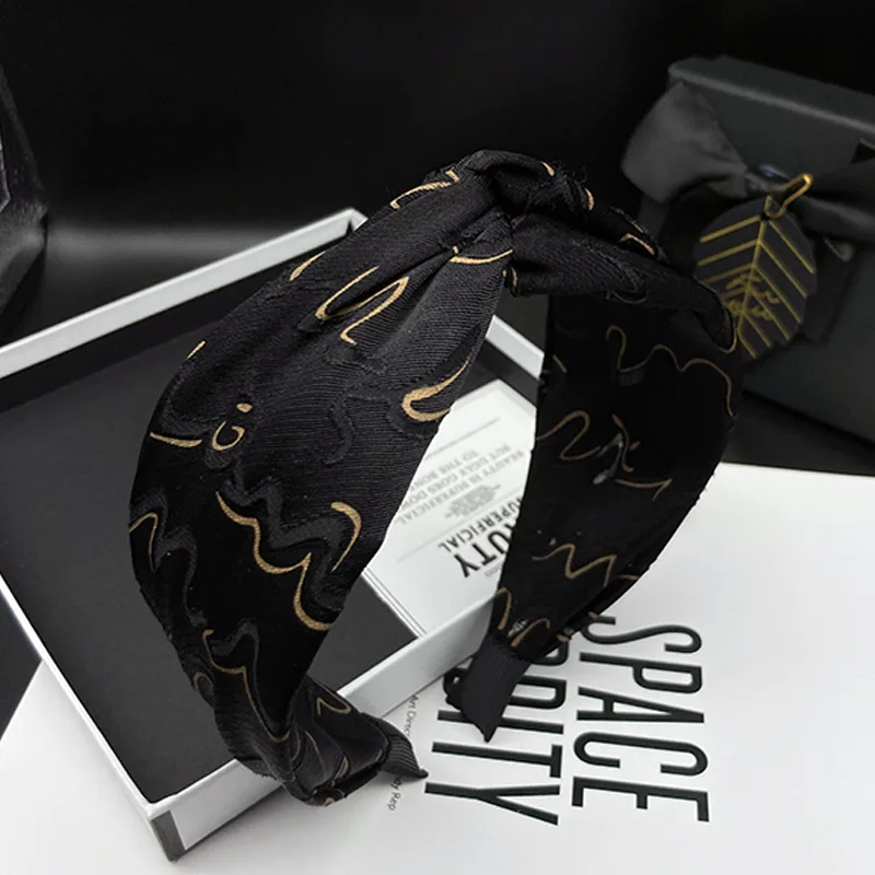 

Fashionable and versatile black face wash with hoops on the outside