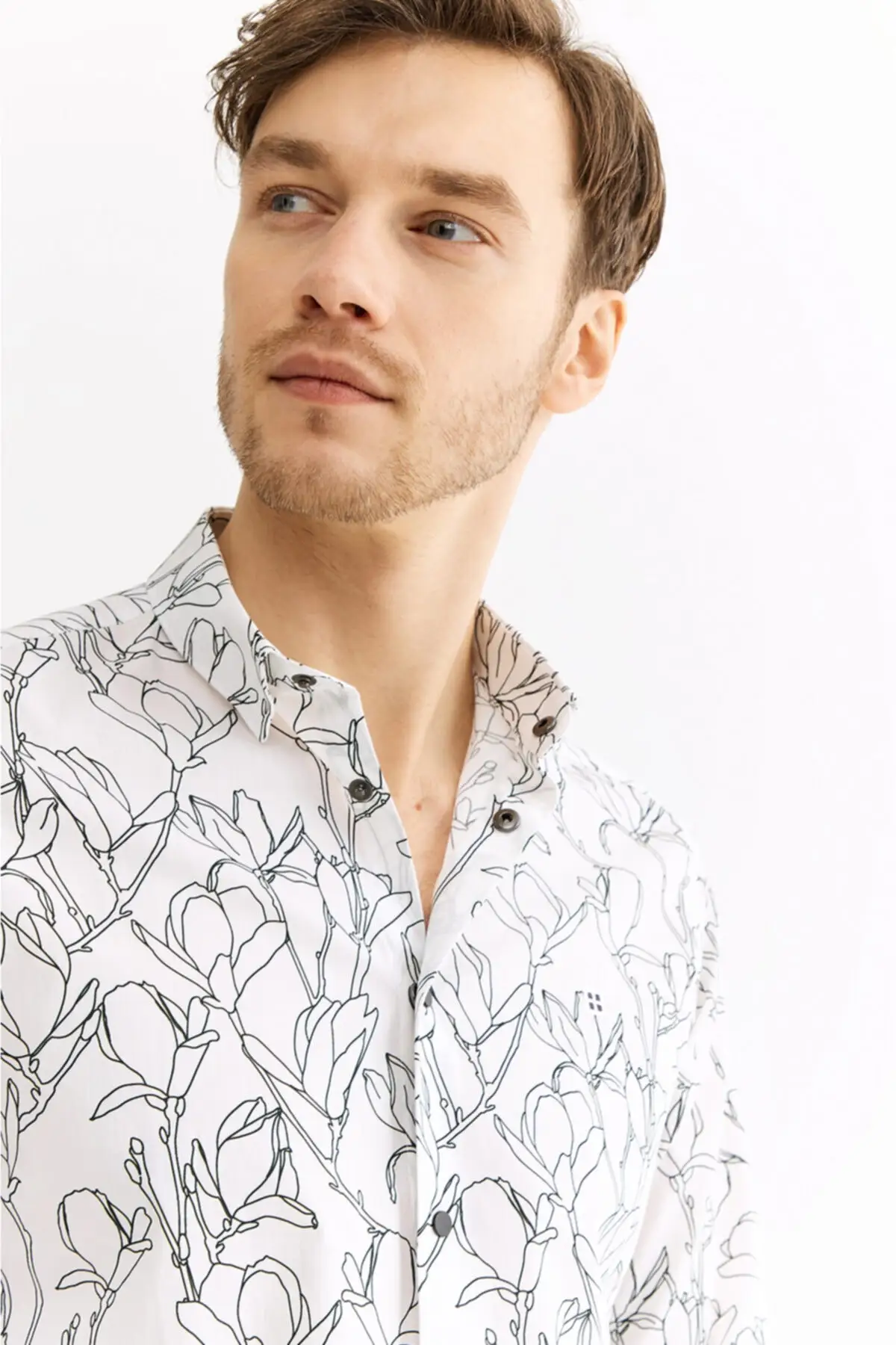 

Мужская приталенная рубашка с белым цветочным принтом