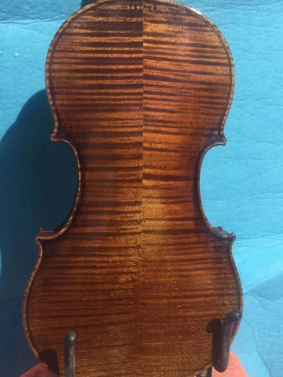 Фото Скрипка 4/4, модель Guarneri, европейский клен с огненной крапановой отделкой, еловая верхняя дека, профессиональная. №2