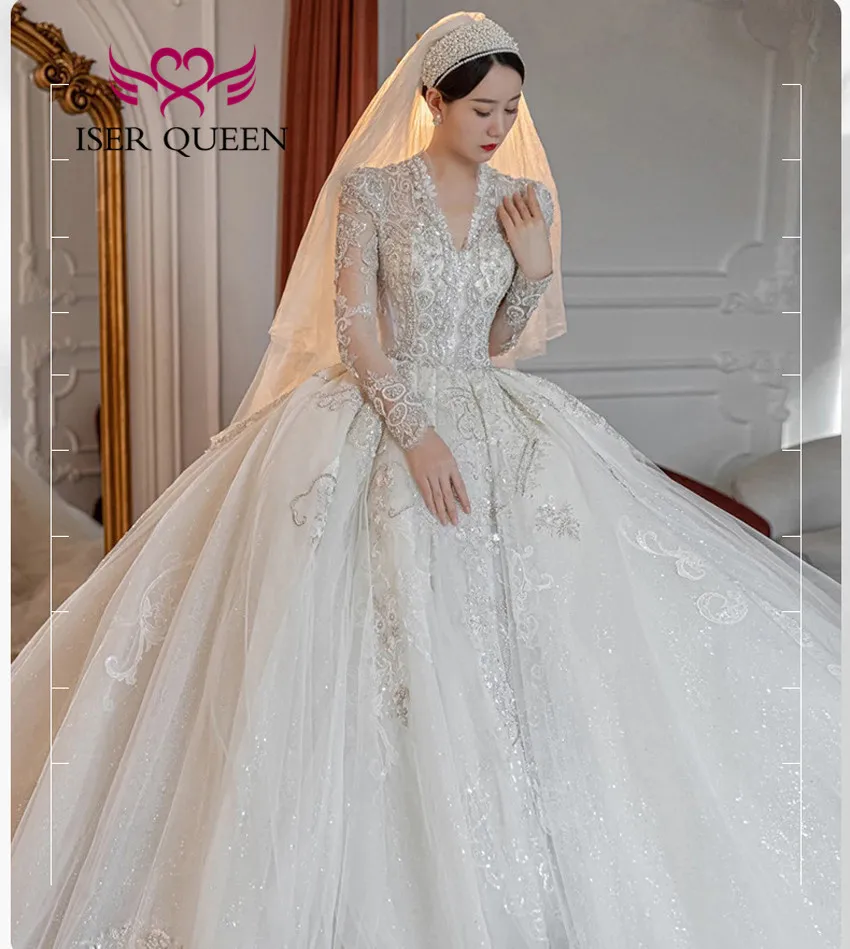 

Платье свадебное с длинным шлейфом, длинными рукавами и вышивкой