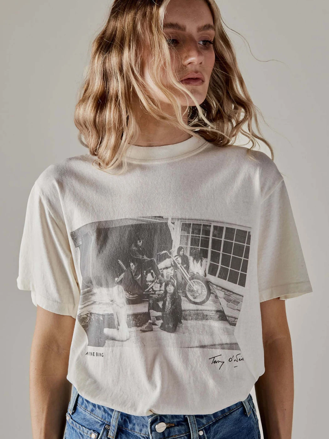 

Футболка женская с коротким рукавом, круглым вырезом и графическим принтом