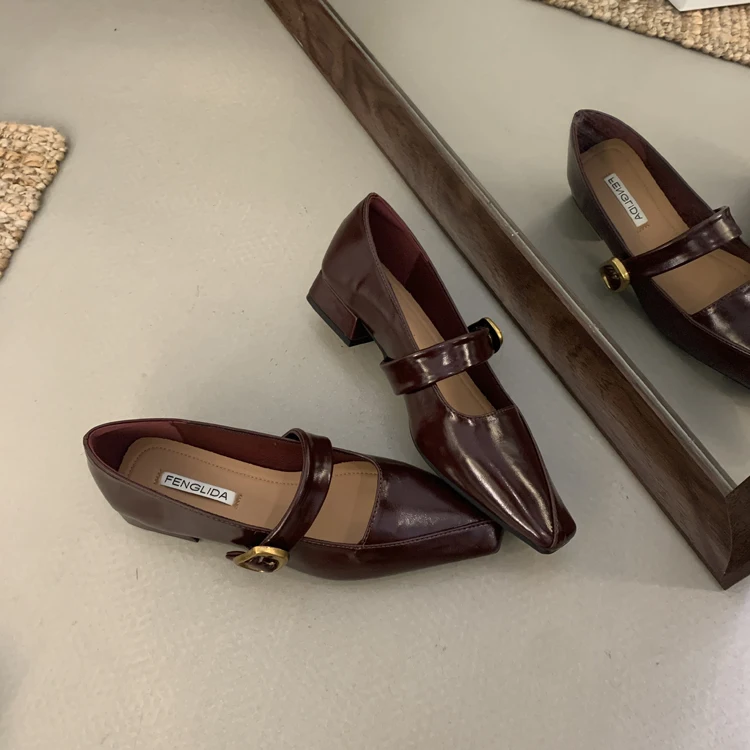 Туфли женские на плоской подошве с неглубоким носком и квадратным оксфорды