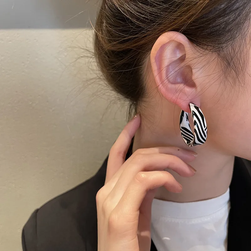 

925 Silver Needle Retro Stripe C-shaped Big Earrings Exaggerate Advanced New Korean Zebra Geometry Trend INS Fashion Girl