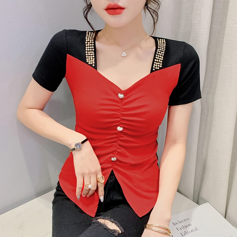 Женская футболка с коротким рукавом V-образным вырезом и заклепками |