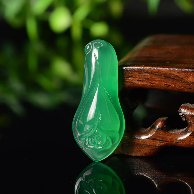 

Natural Green Chalcedony Hand Carved Orchid Pendant Fashion Boutique Jewelry Men's and Women's Agate Ganoderma Lucidum Necklace