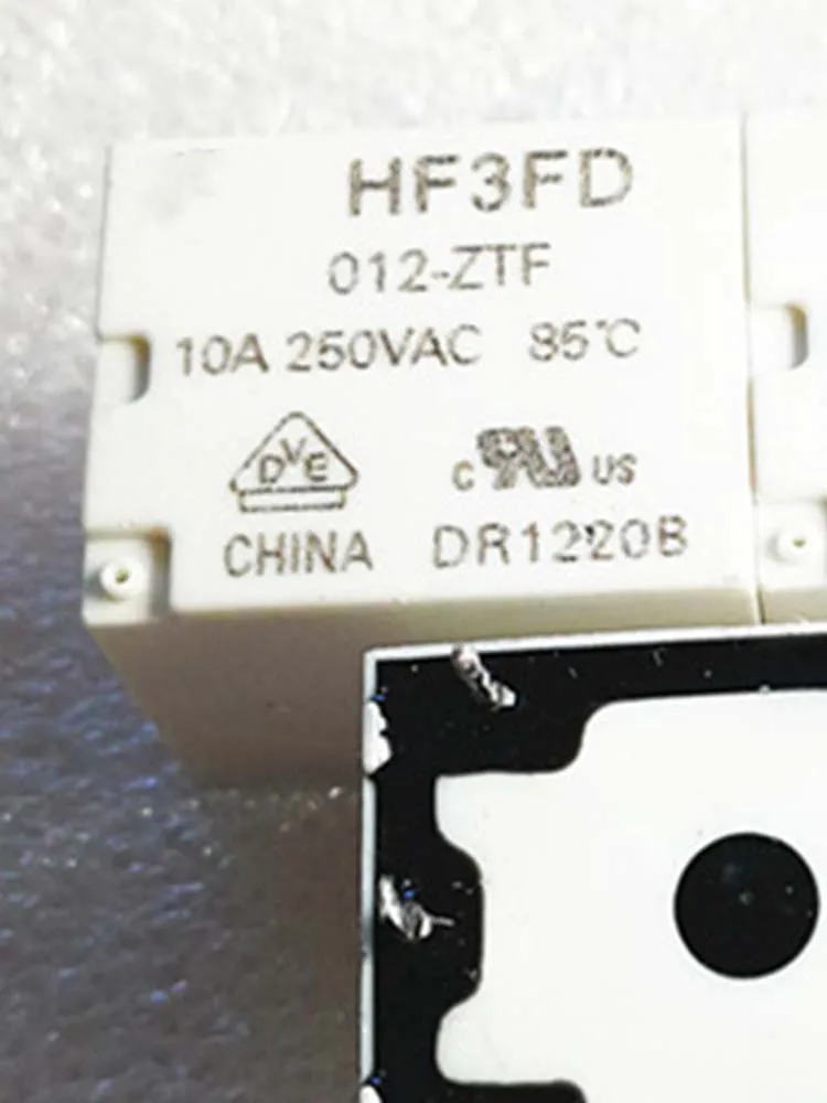 

5-контактное реле HF3FD 012-ZTF