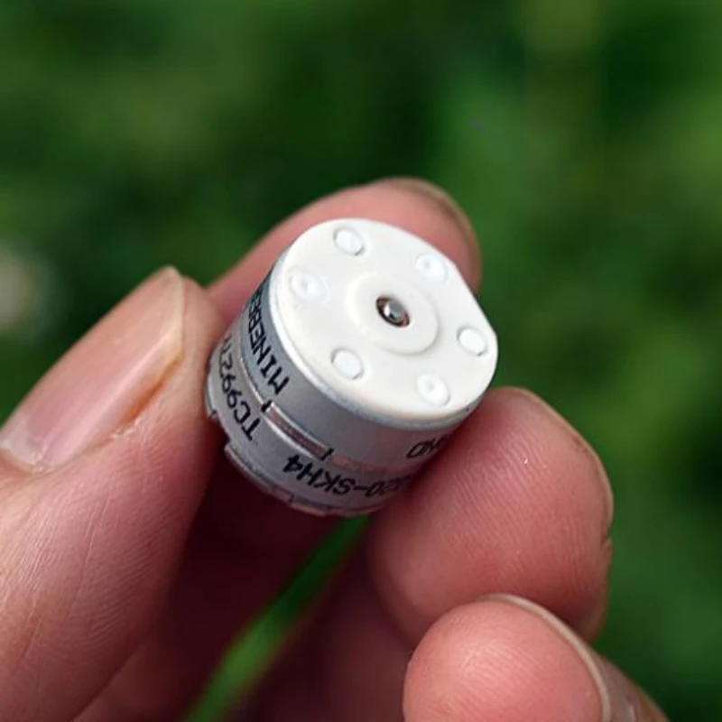 Японский Nidec 2-фазный 4-проводной шаговый двигатель диаметром 15 мм редкоземельный