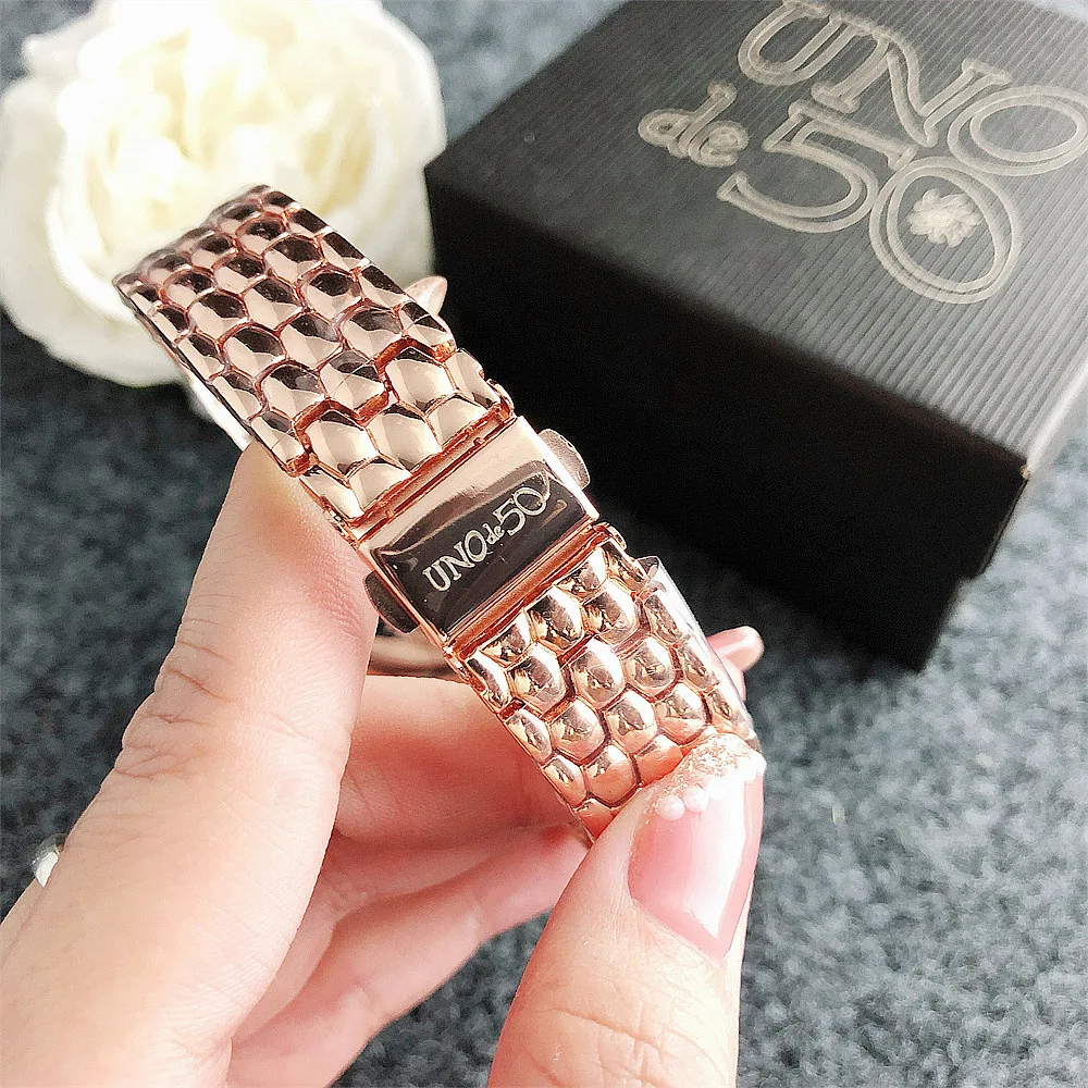New fashion rolling diamond watch diamond shaped steel band alloy watch fashion trend Korean version temperament women's watch