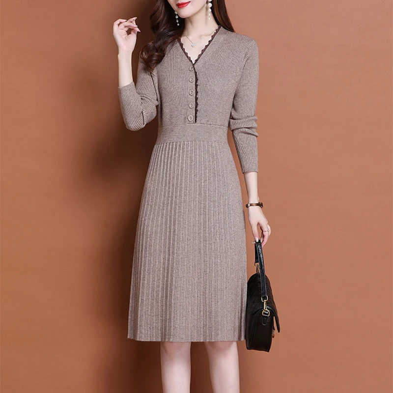 Купи Knitted Long Sleeve Dress Women 2021 Slim Bodycon Autumn Korean Elegant Fall Winter Button V Neck Sweater Midi Pleated Dress за 1,580 рублей в магазине AliExpress