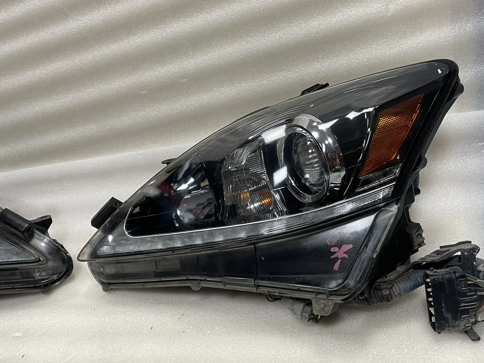 Купить Фары Ис 250