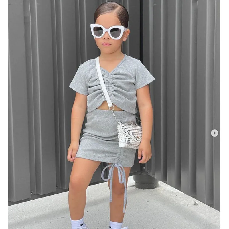 

Детский спортивный костюм для девочек, топ с V-образным вырезом и плиссированная мини-юбка, пикантный костюм для малышей