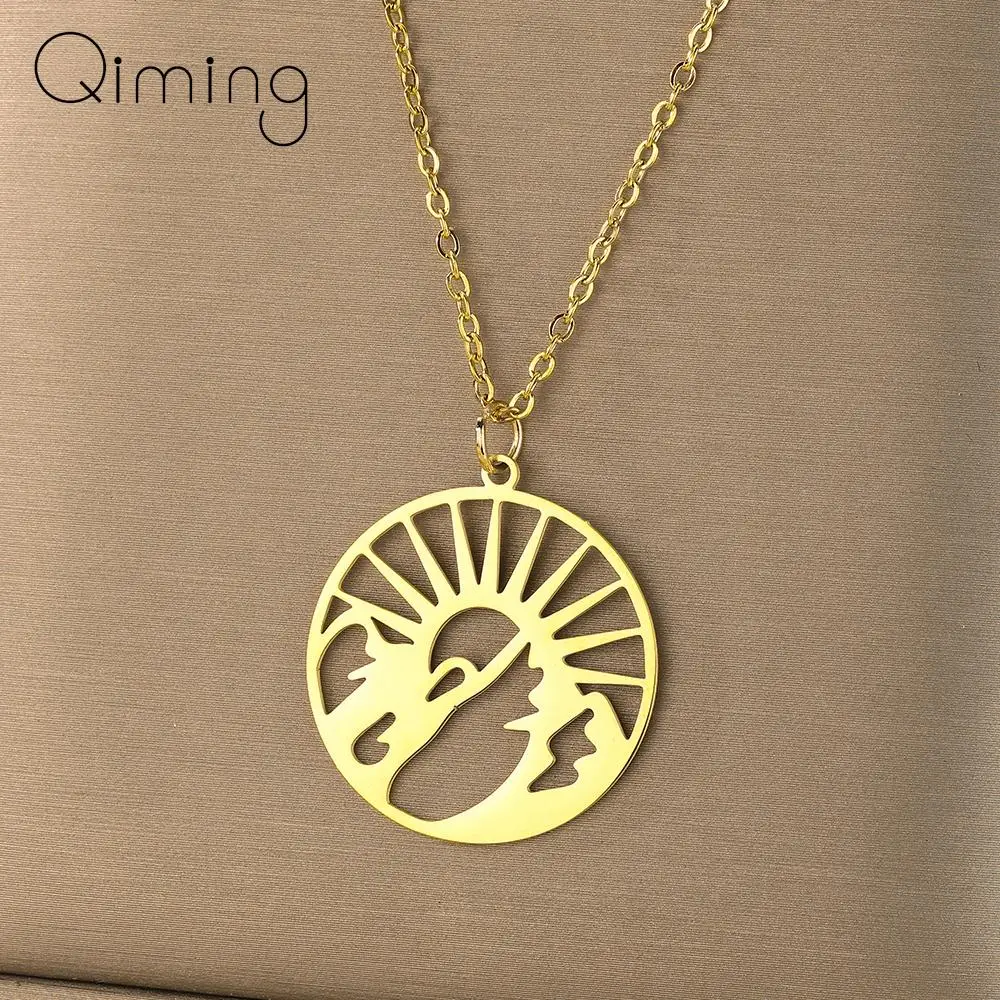 Женское колье с подвеской в виде горного пейзажа