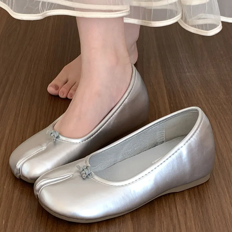 Туфли-лодочки женские на низкой танкетке элегантные без застежки с разрезом