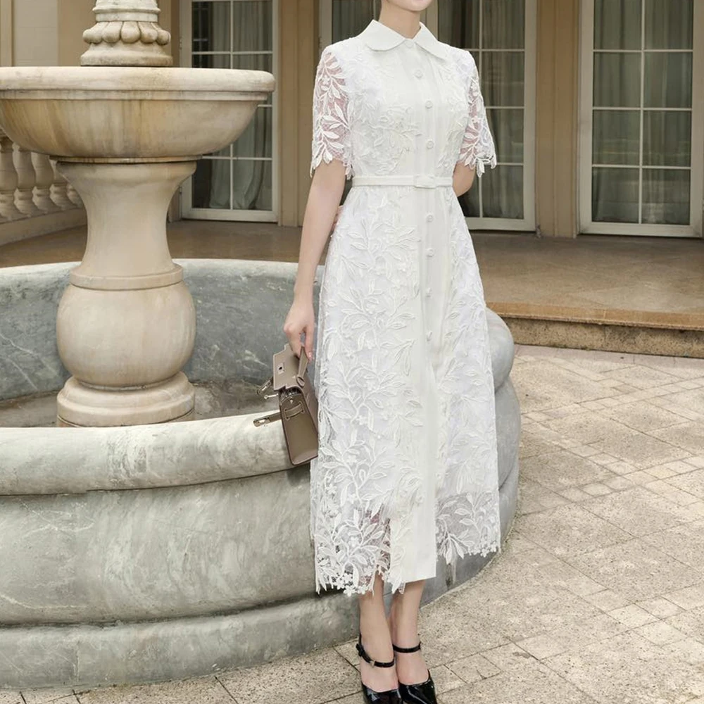 Нежное кружевное вечернее платье трапециевидной формы на пуговицах по