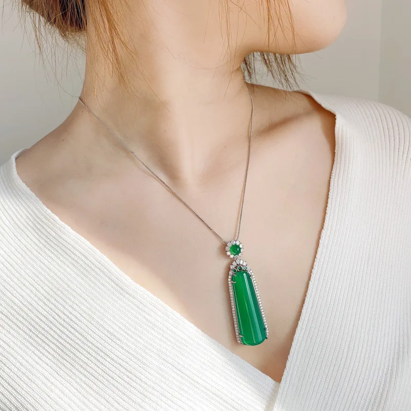 

Ожерелье из серебра 2021 пробы с зеленым камнем