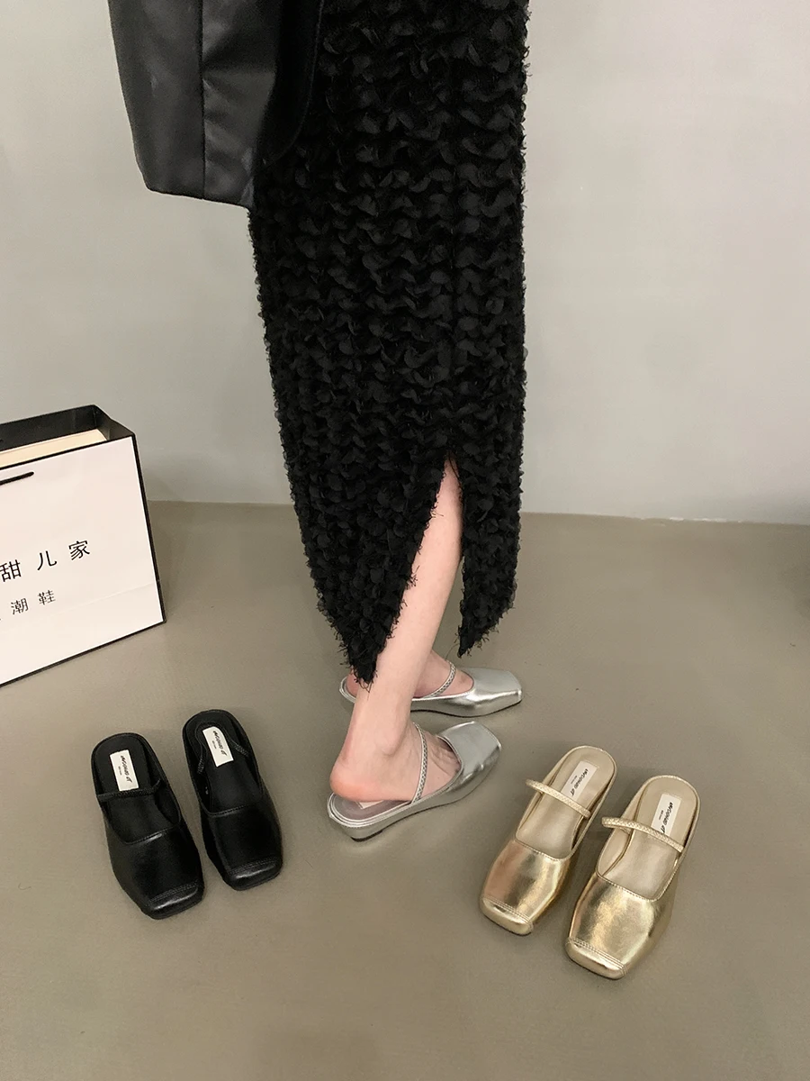 Женские сандалии с квадратным носком серебристые ремешком на пятке