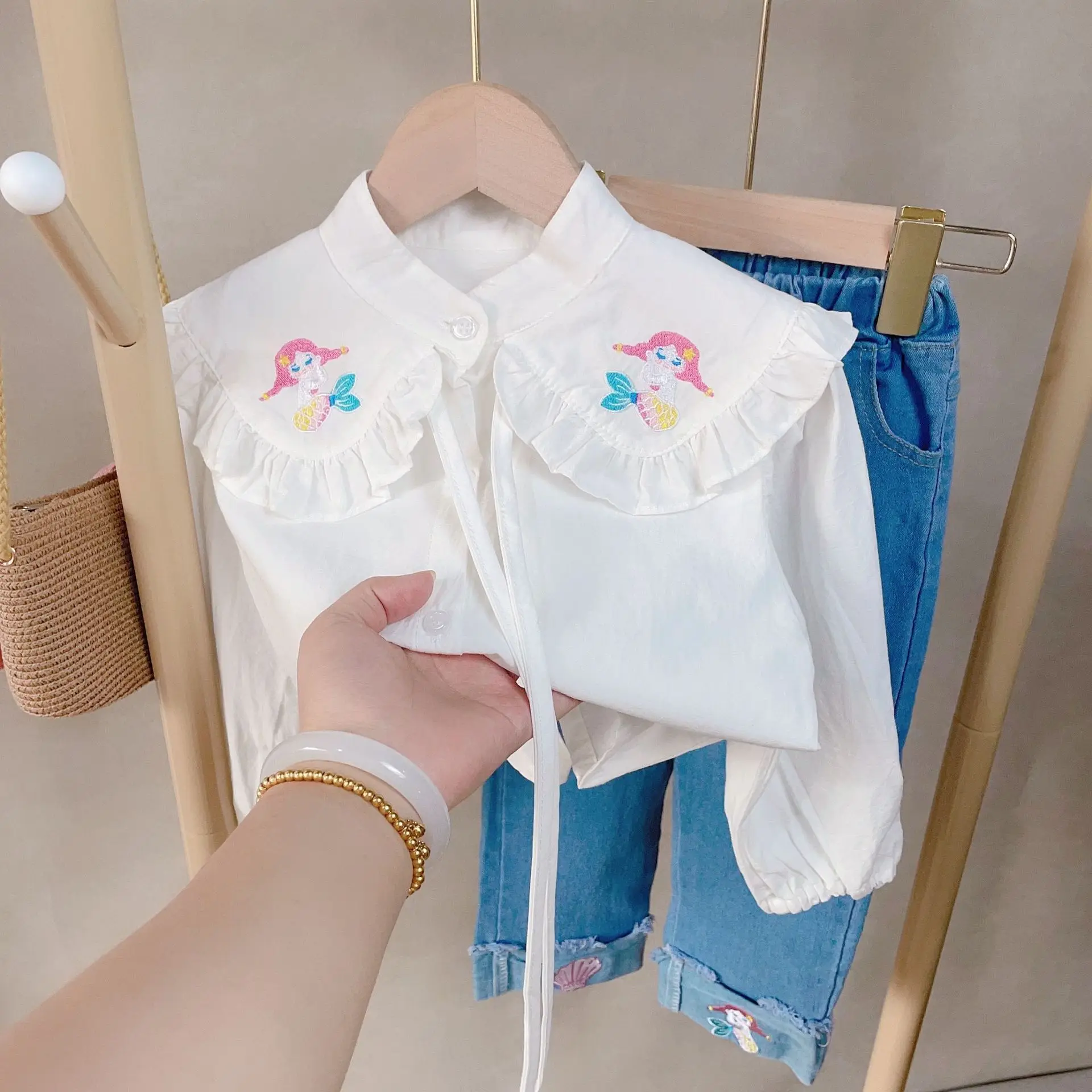 

Модная одежда для маленьких девочек, милый и милый однотонный комплект с круглым вырезом и длинными джинсовыми брюками с вышивкой, детская ...