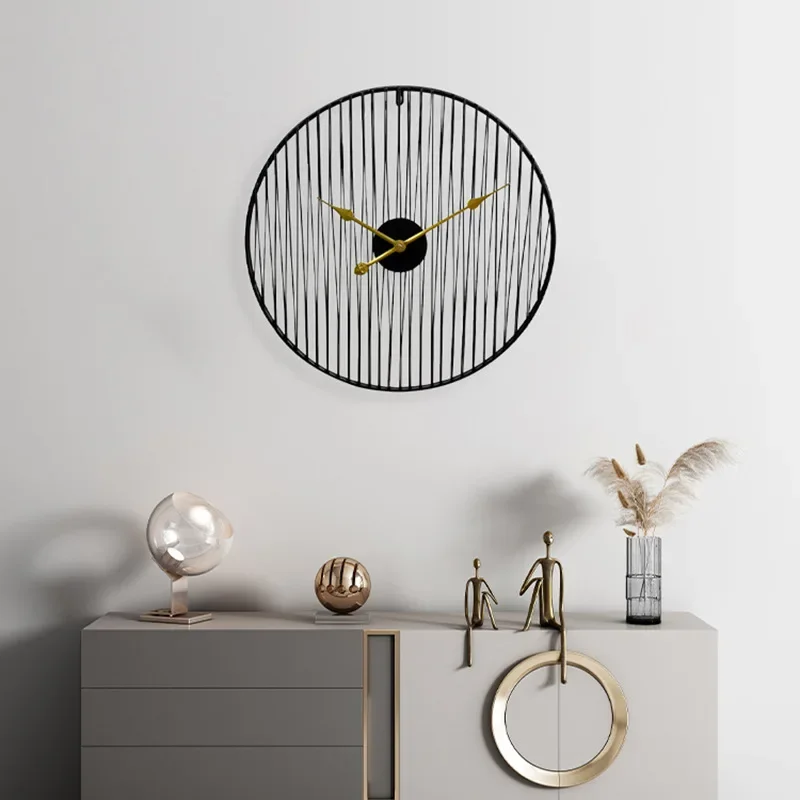 

Металлические настенные часы для гостиной, линейные бесшумные электронные золотистые простые домашние украшения для гостиной
