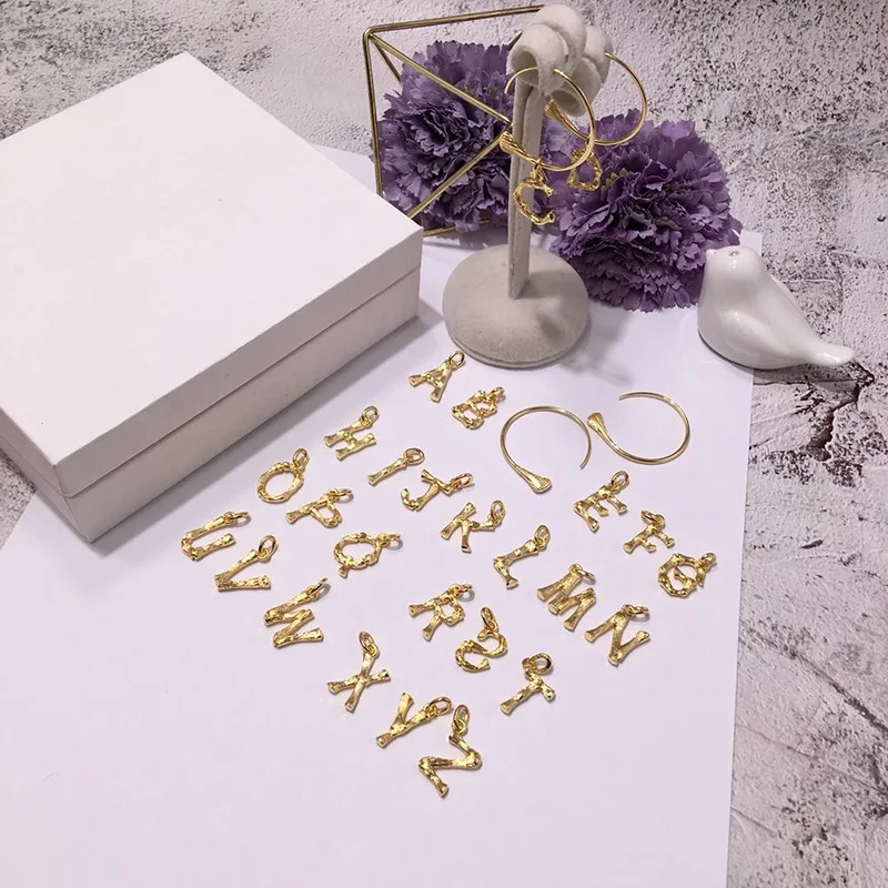 

Модные серьги-гвоздики с позолоченными буквами в стиле ретро