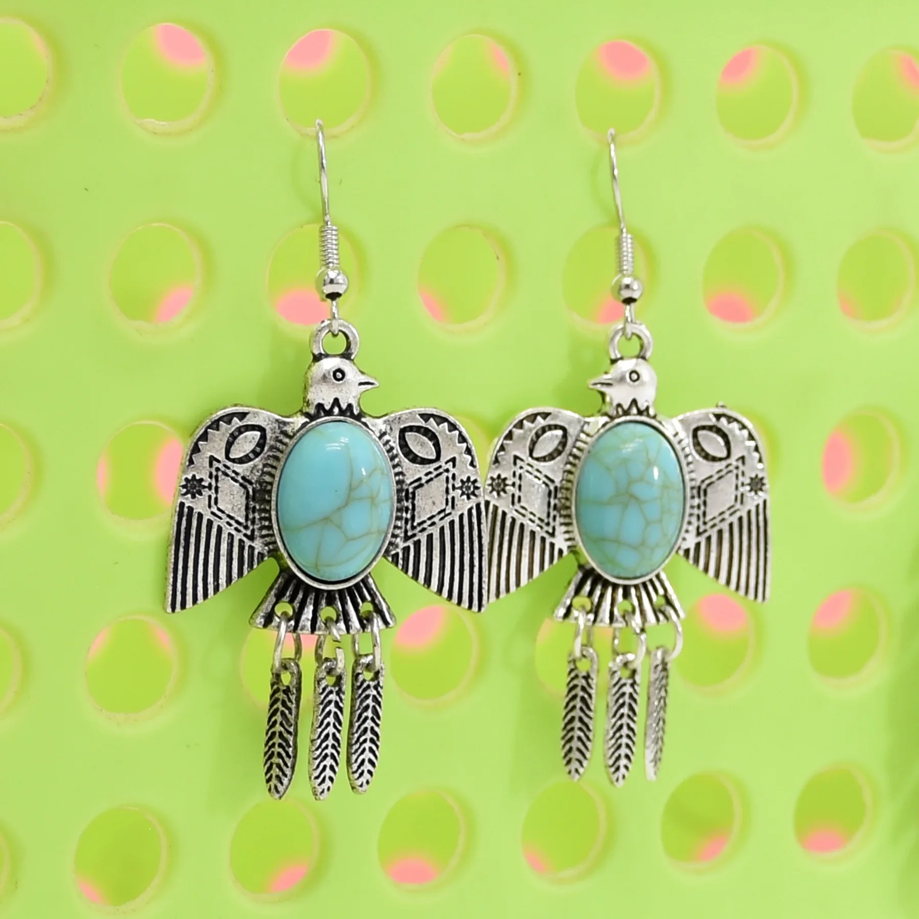 Модные серьги из сплава со встроенными зелеными бирюзовыми цветочными модельми