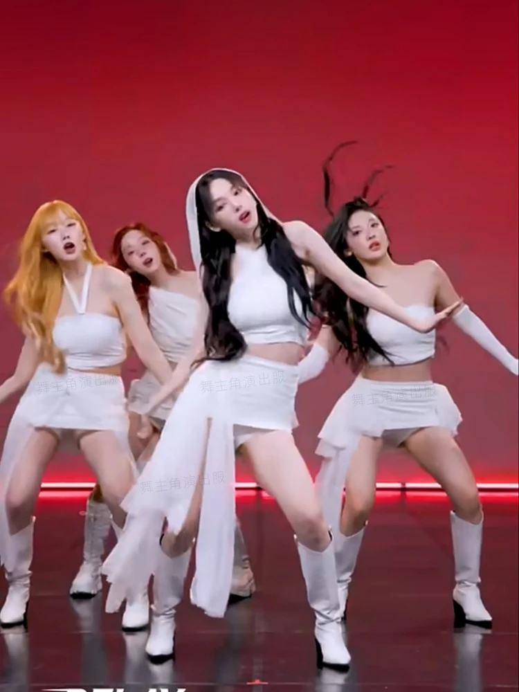 Корейская группа девушек выполняет тот же стиль пения наряд женские белые